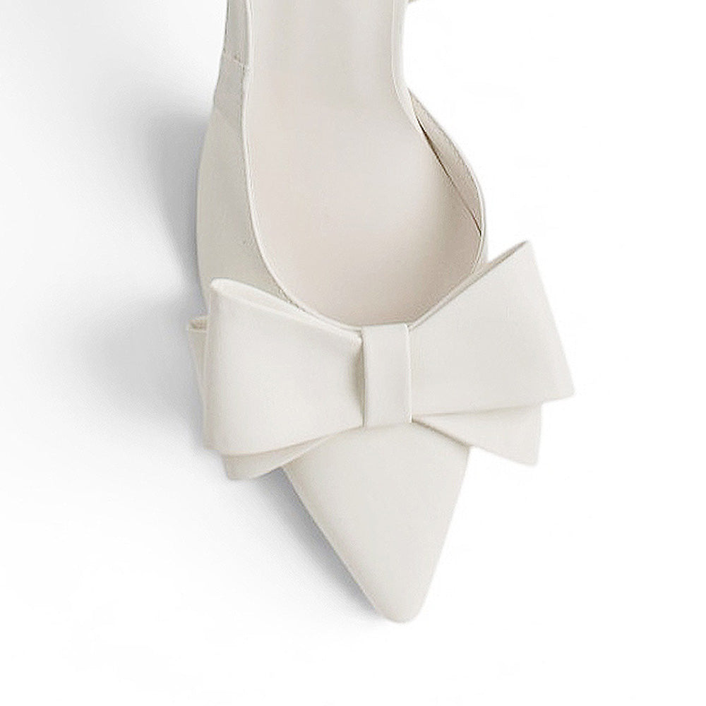Vista del detalle en el moño de la zapatilla beige tipo stiletto con tacón medio 8cm y destalonada para dama