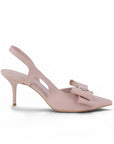 Vista lateral de zapatilla rosa tipo stiletto para dama con moño al frente y tacón medio 8cm.