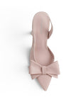 Vista superior de zapatilla rosa para dama tipo stiletto con moño al frente y tacón medio 8cm