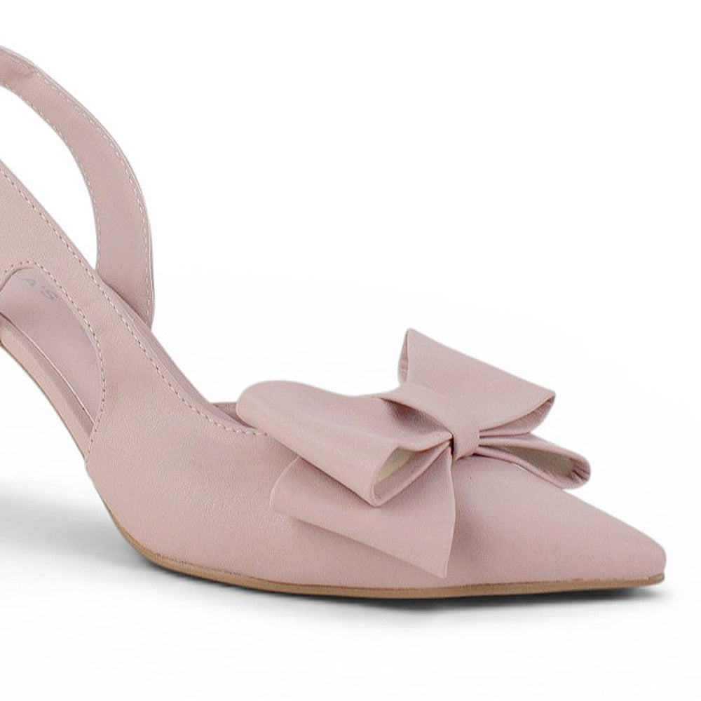 Detalle del material cabra sintético en zapatilla rosa para dama tipo stiletto destalonada con moño al frente y tacón medio 8cm