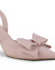 Detalle del material cabra sintético en zapatilla rosa para dama tipo stiletto destalonada con moño al frente y tacón medio 8cm