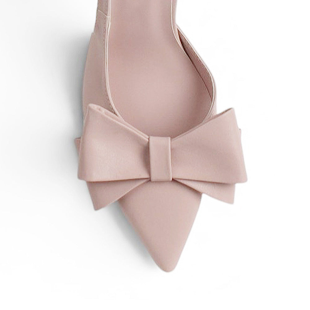 Vista del detalle en el moño de la zapatilla rosa tipo stiletto con tacón medio 8cm y destalonada para dama