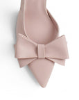 Vista del detalle en el moño de la zapatilla rosa tipo stiletto con tacón medio 8cm y destalonada para dama