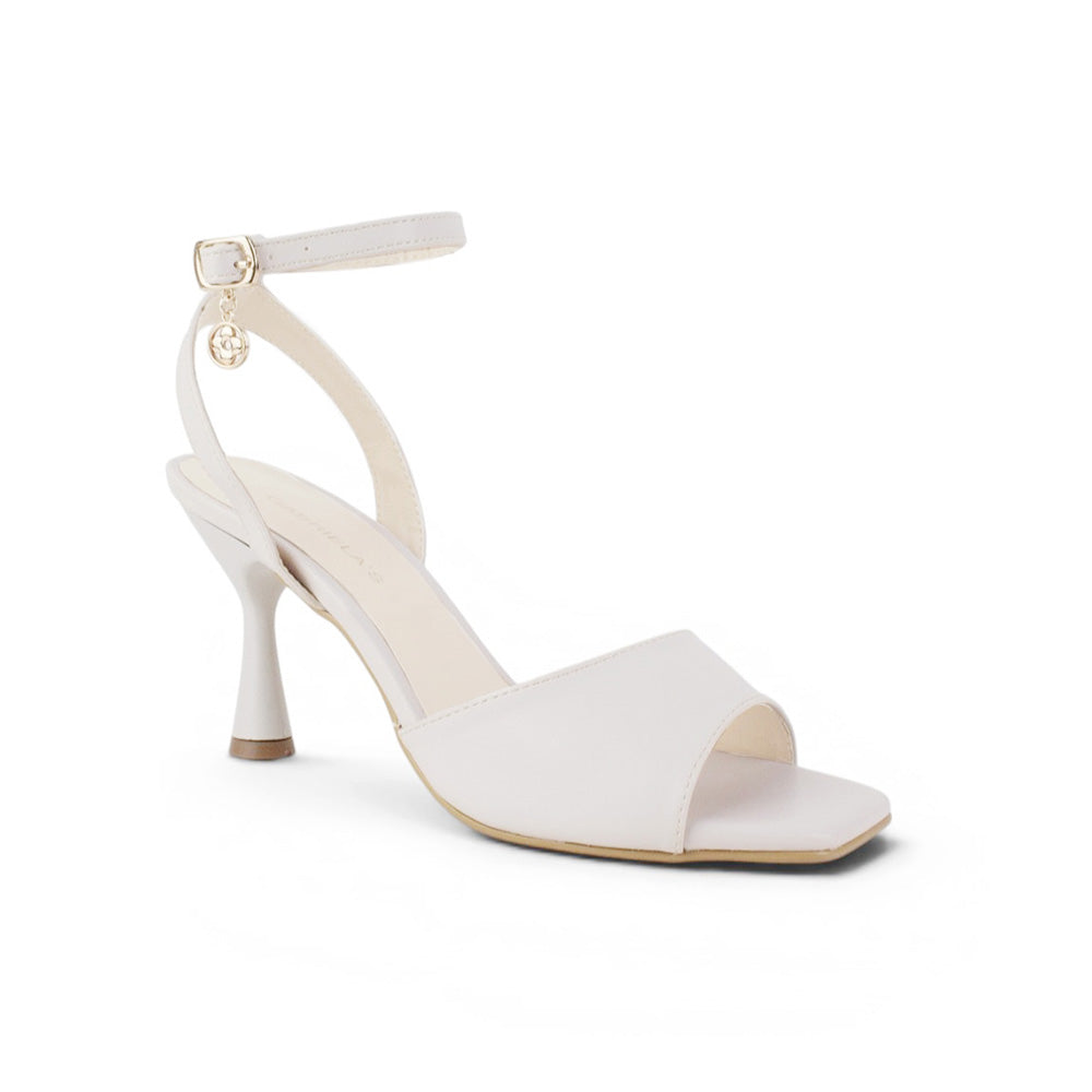 Vista diagonal de zapatilla beige de diseño descubierto para mujer con pulsera ajustable y tacón de 9cm