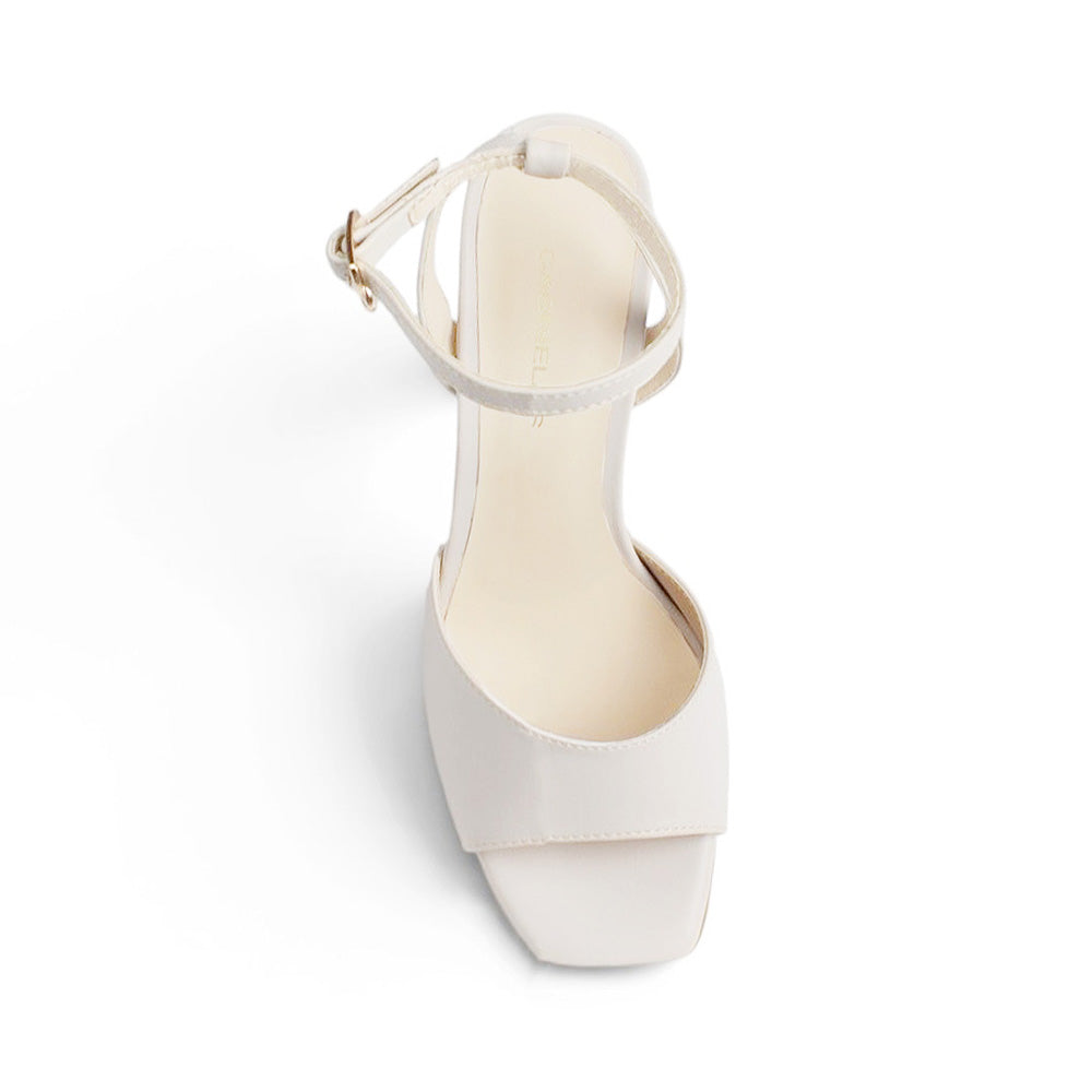 Vista superior de zapatilla beige para mujer con punta cuadrada pulsera ajustable y de diseño descubierto