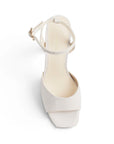 Vista superior de zapatilla beige para mujer con punta cuadrada pulsera ajustable y de diseño descubierto