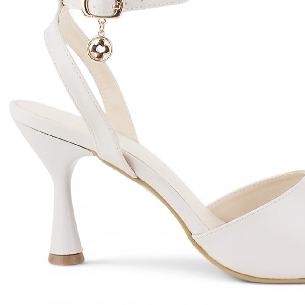 Vista trasera de tacón medio de 9cm en zapatilla beige para mujer con pulsera ajustable al tobillo de diseño descubierto