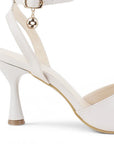 Vista trasera de tacón medio de 9cm en zapatilla beige para mujer con pulsera ajustable al tobillo de diseño descubierto