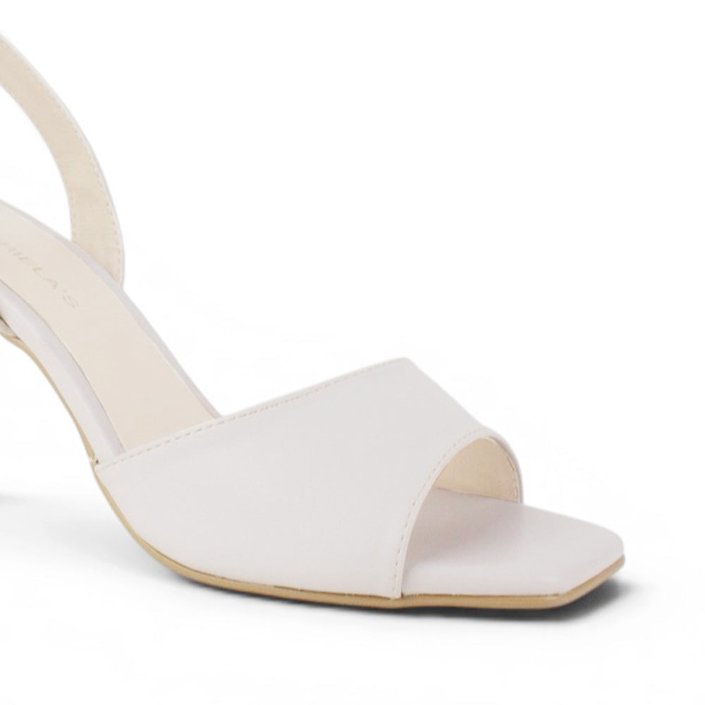Vista a detalle de punta cuadrada de diseño descubierto en zapatilla beige para mujer con pulsera ajustable al tobillo