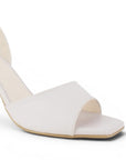 Vista a detalle de punta cuadrada de diseño descubierto en zapatilla beige para mujer con pulsera ajustable al tobillo