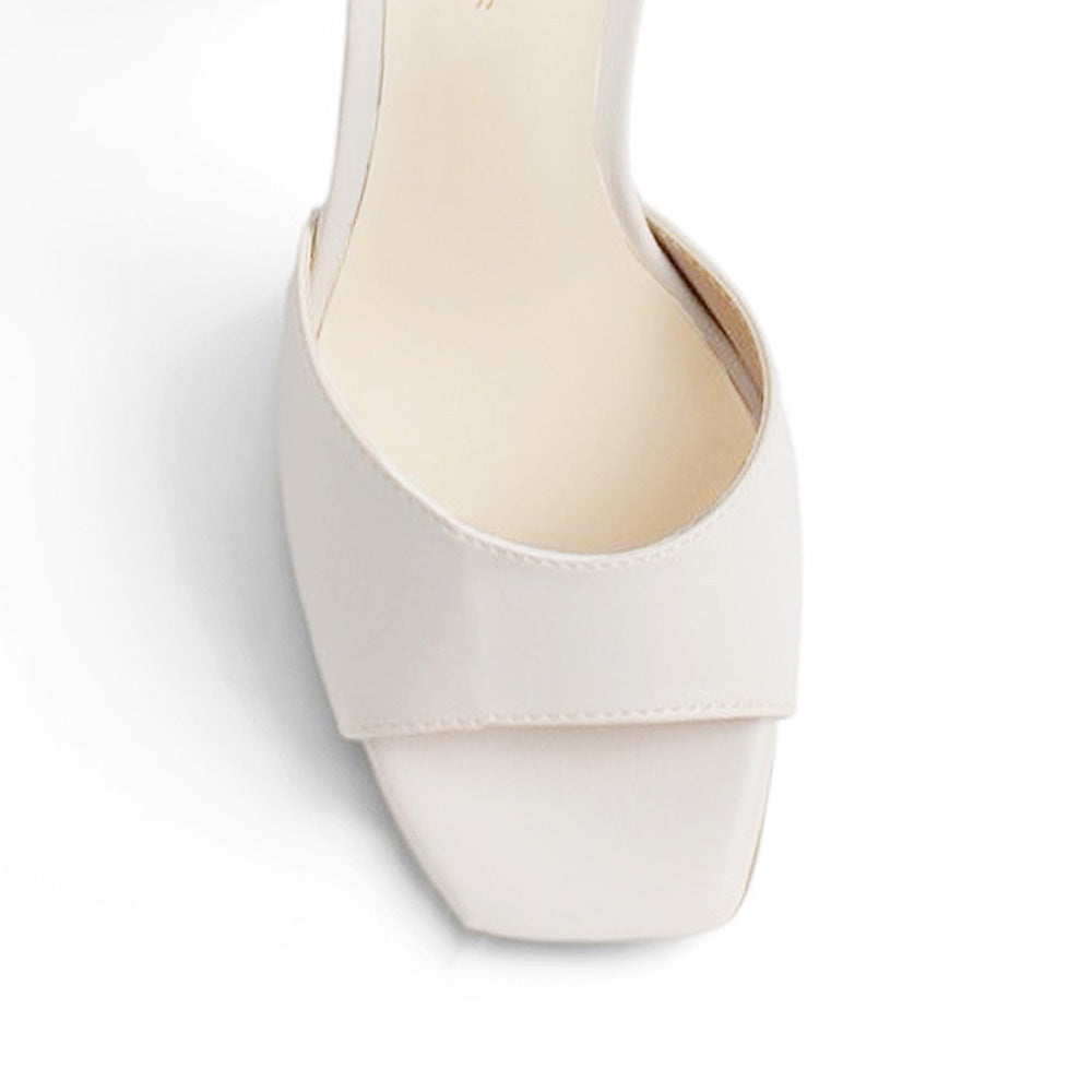 Vista de material sintético en zapatilla beige para mujer de diseño descubierto con punta cuadrada pulsera ajustable al tobillo y tacón medio de 9cm