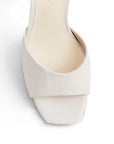 Vista de material sintético en zapatilla beige para mujer de diseño descubierto con punta cuadrada pulsera ajustable al tobillo y tacón medio de 9cm