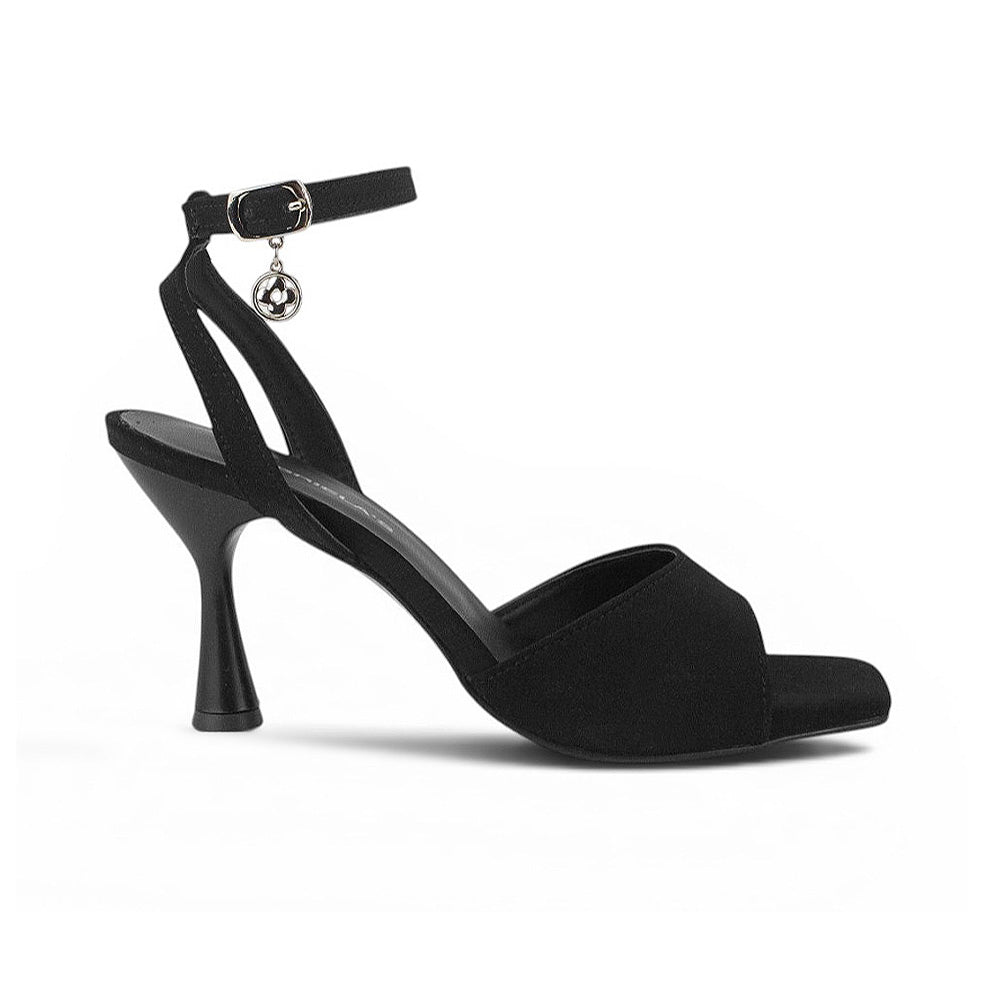 Vista lateral de zapatilla negra  para mujer con punta cuadrada tacón medio de 9cm y pulsera ajustable al tobillo