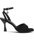 Vista lateral de zapatilla negra  para mujer con punta cuadrada tacón medio de 9cm y pulsera ajustable al tobillo