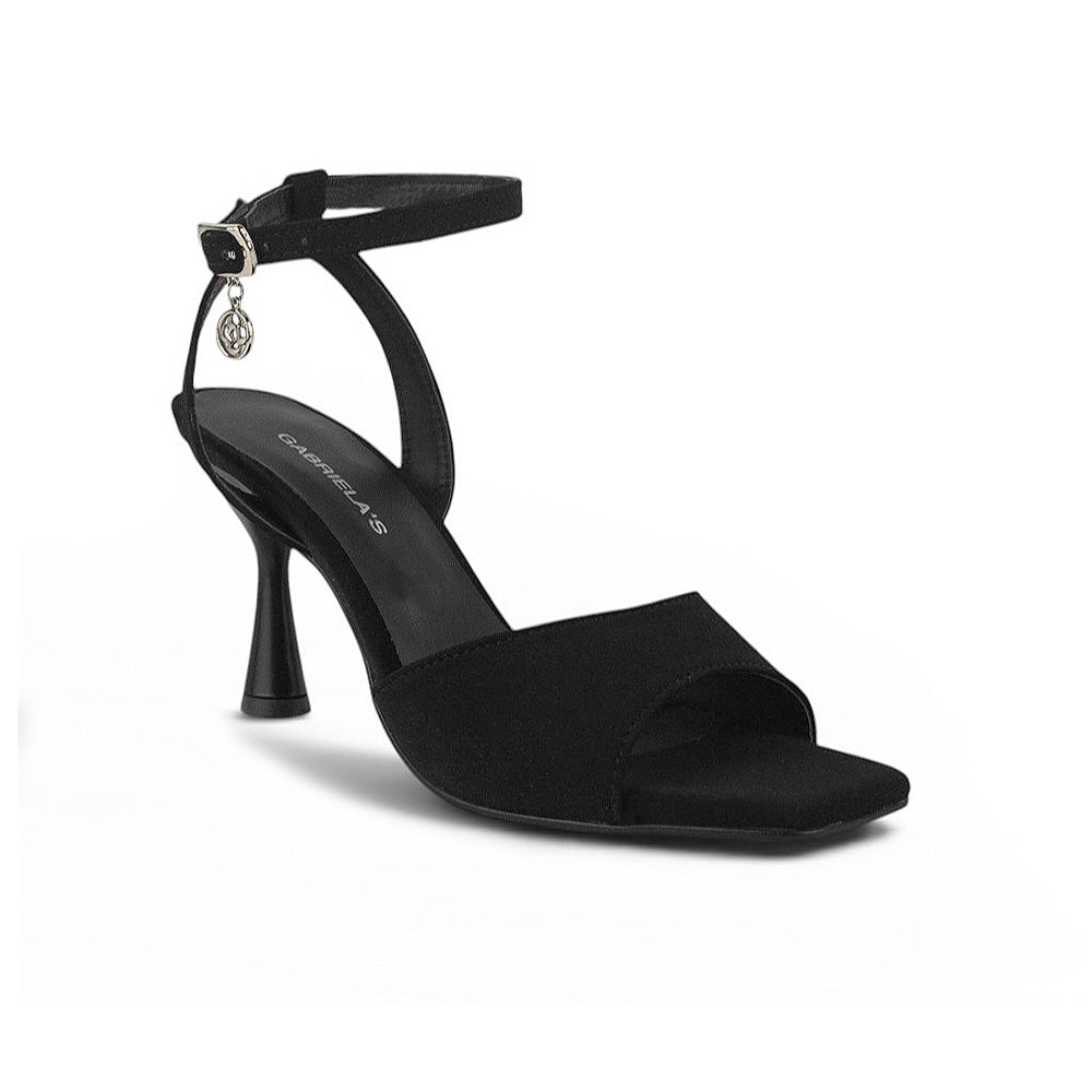 Vista diagonal de zapatilla negra de diseño descubierto para mujer con pulsera ajustable y tacón de 9cm