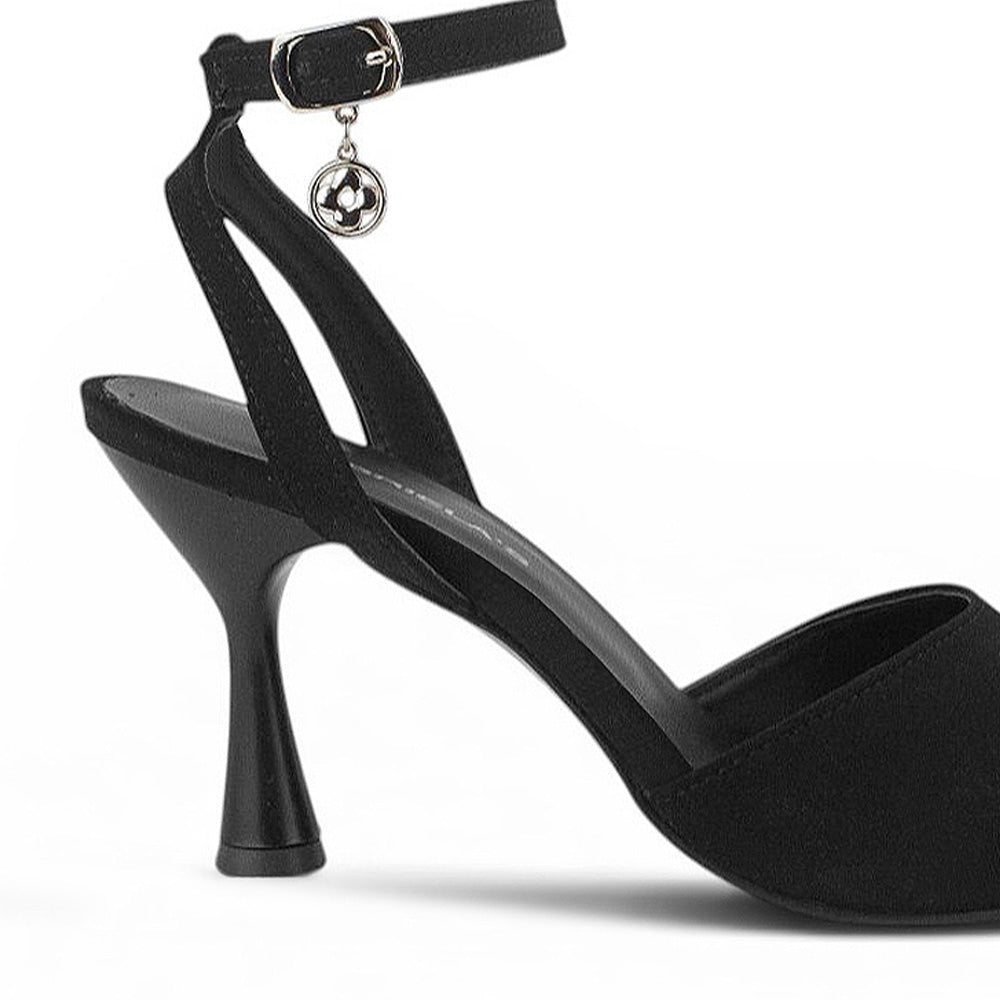 Vista trasera de tacón medio de 9cm en zapatilla negra para mujer con pulsera ajustable al tobillo de diseño descubierto