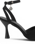 Vista trasera de tacón medio de 9cm en zapatilla negra para mujer con pulsera ajustable al tobillo de diseño descubierto