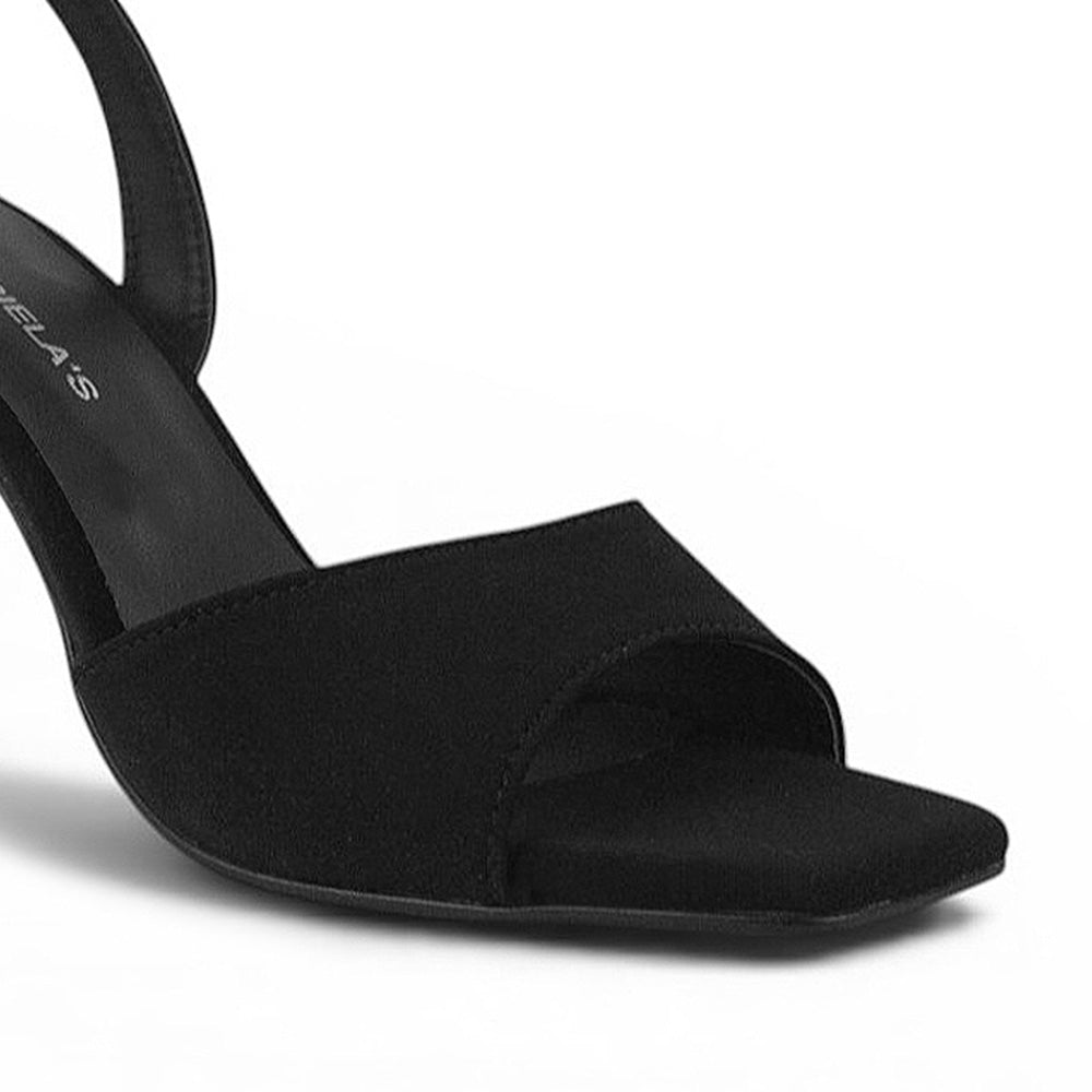 Vista a detalle de punta cuadrada de diseño descubierto en zapatilla negra para mujer con pulsera ajustable al tobillo