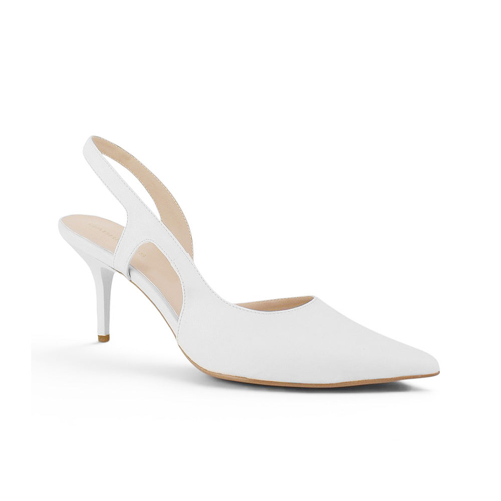 Vista diagonal de zapatilla blanca tipo stiletto para dama destalonada con tacón medio 8cm 