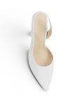 Vista superior de zapatilla blanca destalonada tipo stiletto con tacón medio 8cm para dama 