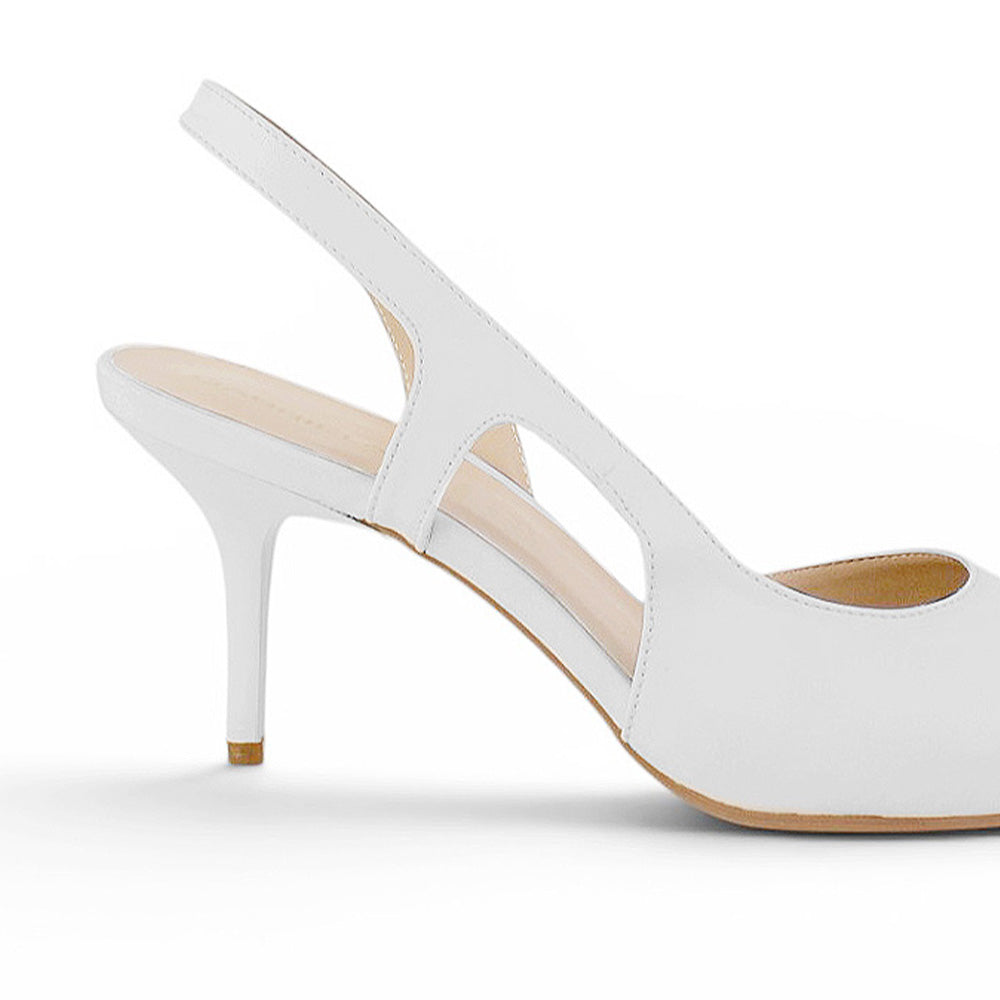 Vista trasera del tacón medio 8cm en zapatilla blanca tipo stiletto destalonada para dama 