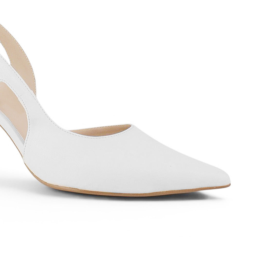 Detalle del material cabra sintético en zapatilla blanca para dama tipo stiletto destalonada con tacón medio 8cm 