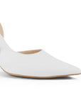 Detalle del material cabra sintético en zapatilla blanca para dama tipo stiletto destalonada con tacón medio 8cm 