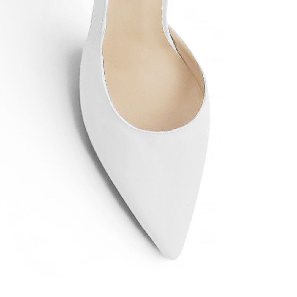 Vista del detalle en punta fina de la zapatilla blanca tipo stiletto para dama con tacón medio 8cm 