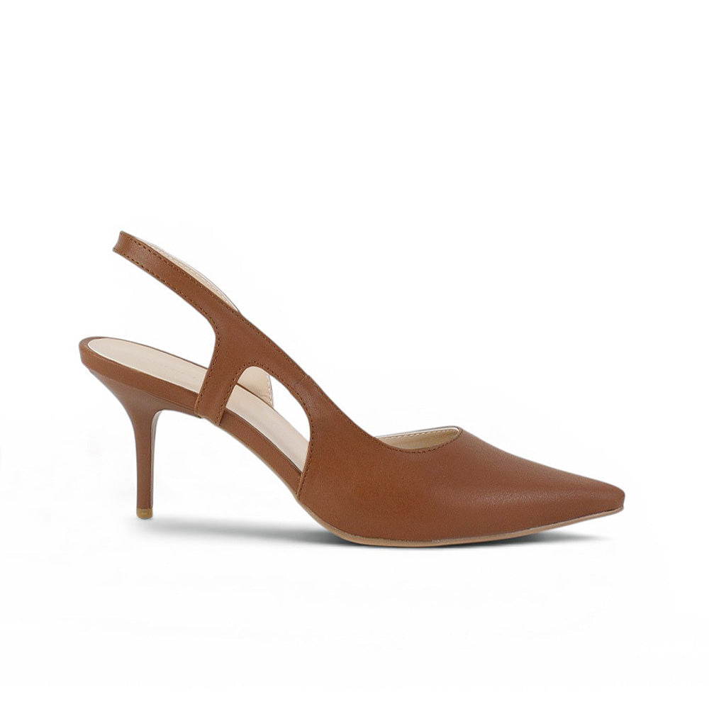 Vista lateral de la zapatilla café para dama tipo stiletto con tacón medio 8cm y destalonadas 