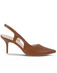 Vista lateral de la zapatilla café para dama tipo stiletto con tacón medio 8cm y destalonadas 