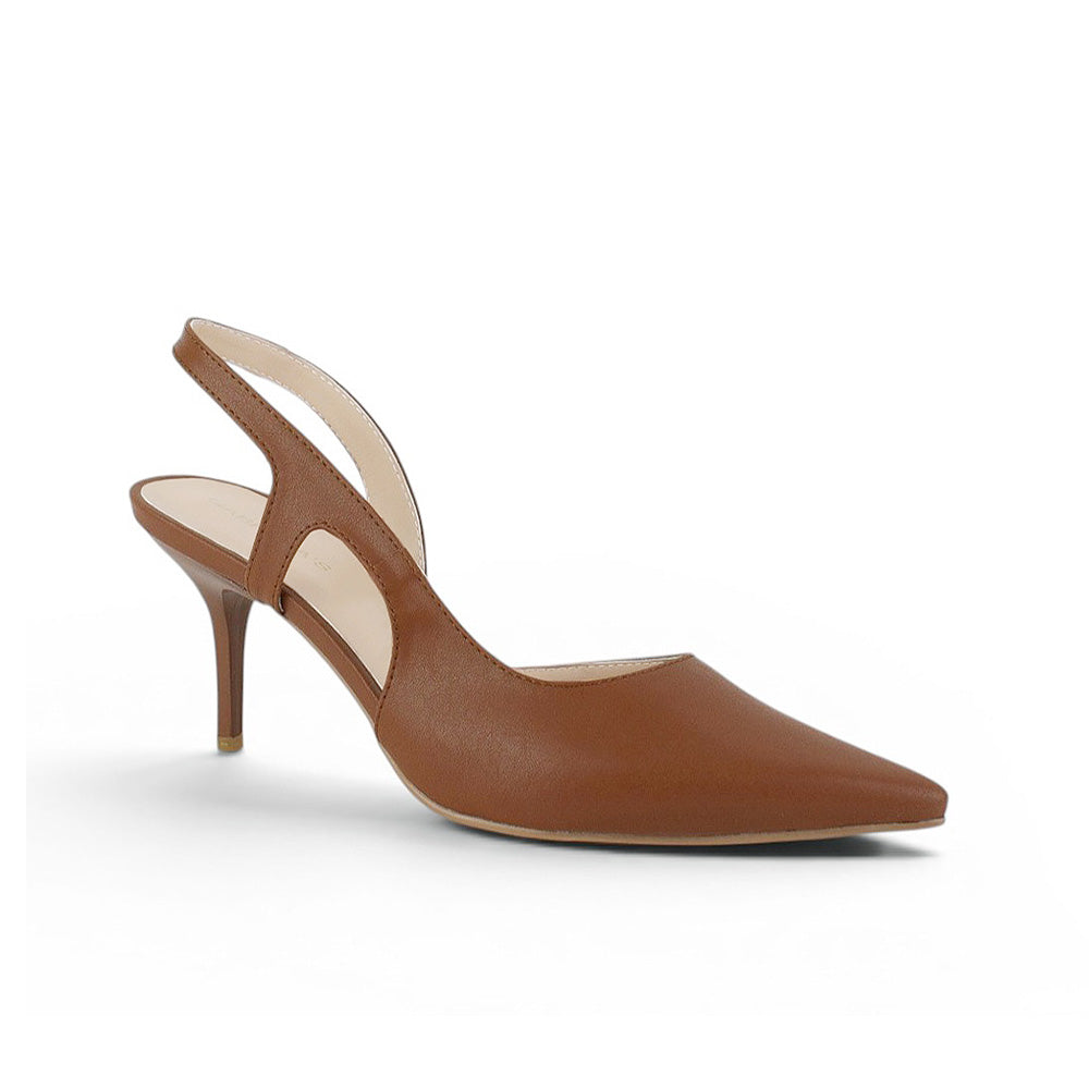Vista diagonal de zapatilla café tipo stiletto para dama destalonada con tacón medio 8cm 