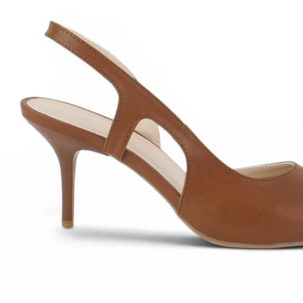 Vista trasera del tacón medio 8cm en zapatilla café tipo stiletto destalonada para dama 
