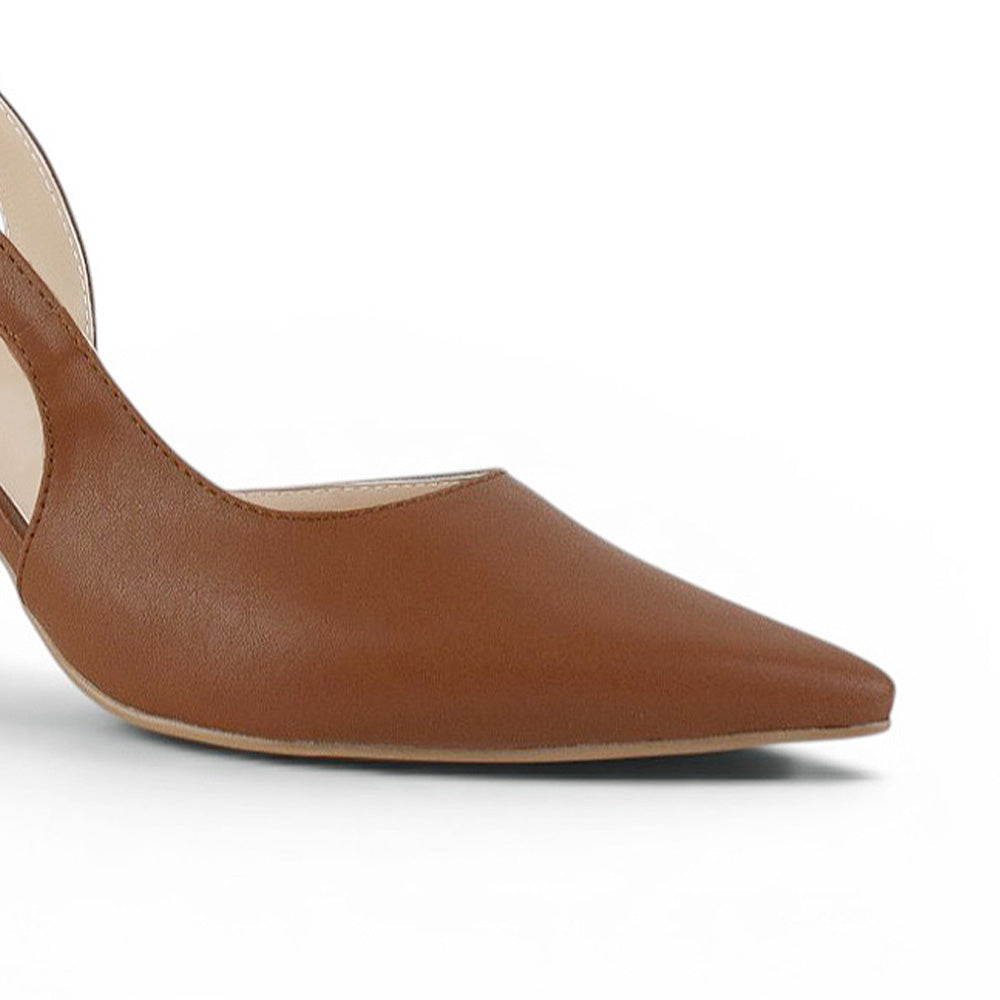 Detalle del material cabra sintético en zapatilla café para dama tipo stiletto destalonada con tacón medio 8cm 