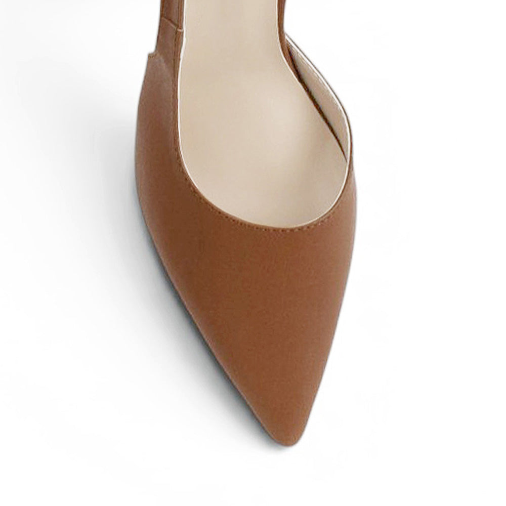 Vista del detalle en punta fina de la zapatilla café tipo stiletto para dama con tacón medio 8cm 