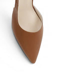 Vista del detalle en punta fina de la zapatilla café tipo stiletto para dama con tacón medio 8cm 