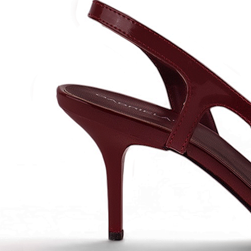 Vista trasera del tacón medio 8cm en zapatilla vino tipo stiletto destalonada para dama 