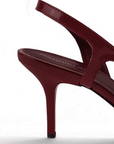 Vista trasera del tacón medio 8cm en zapatilla vino tipo stiletto destalonada para dama 