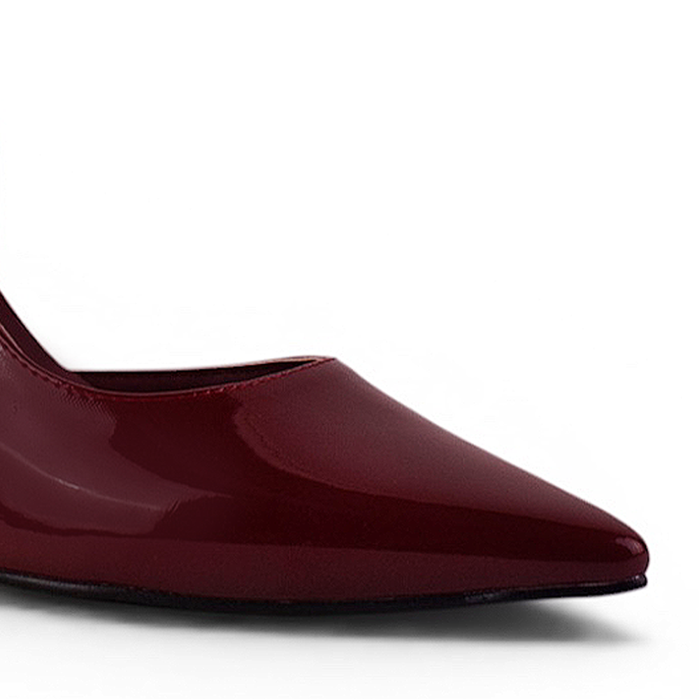 Detalle del material charol en zapatilla vino para dama tipo stiletto destalonada con tacón medio 8cm 