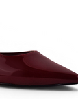 Detalle del material charol en zapatilla vino para dama tipo stiletto destalonada con tacón medio 8cm 