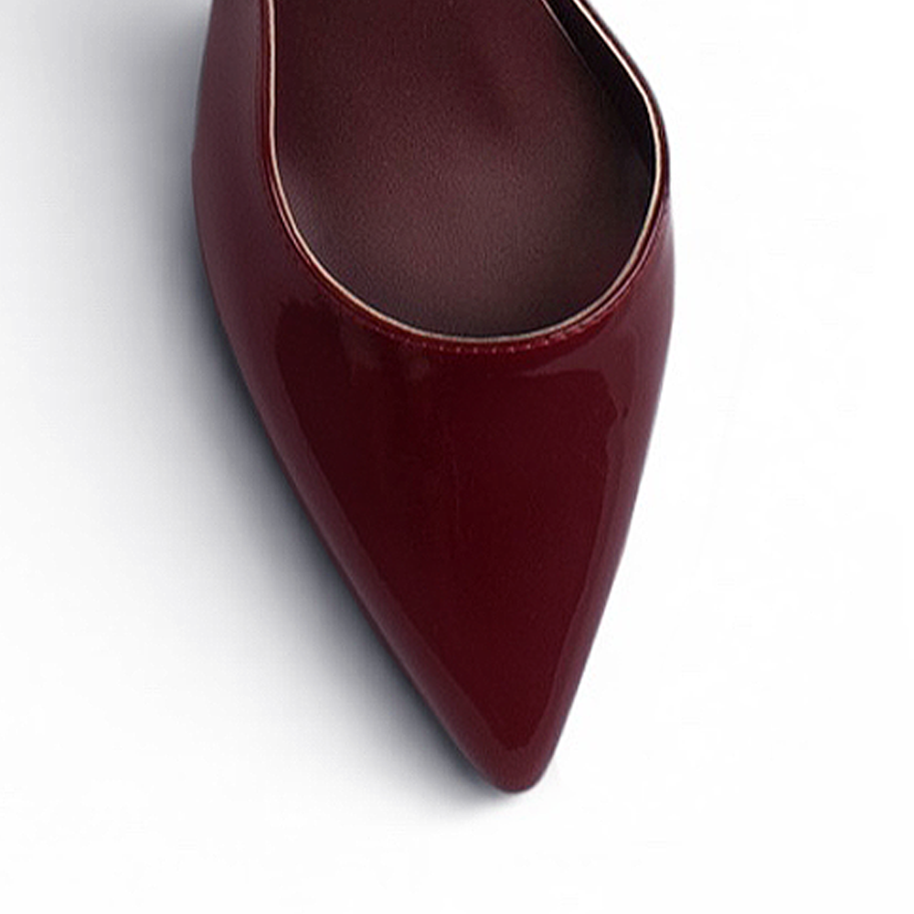 Vista del detalle en punta fina de la zapatilla vino tipo stiletto para dama con tacón medio 8cm 