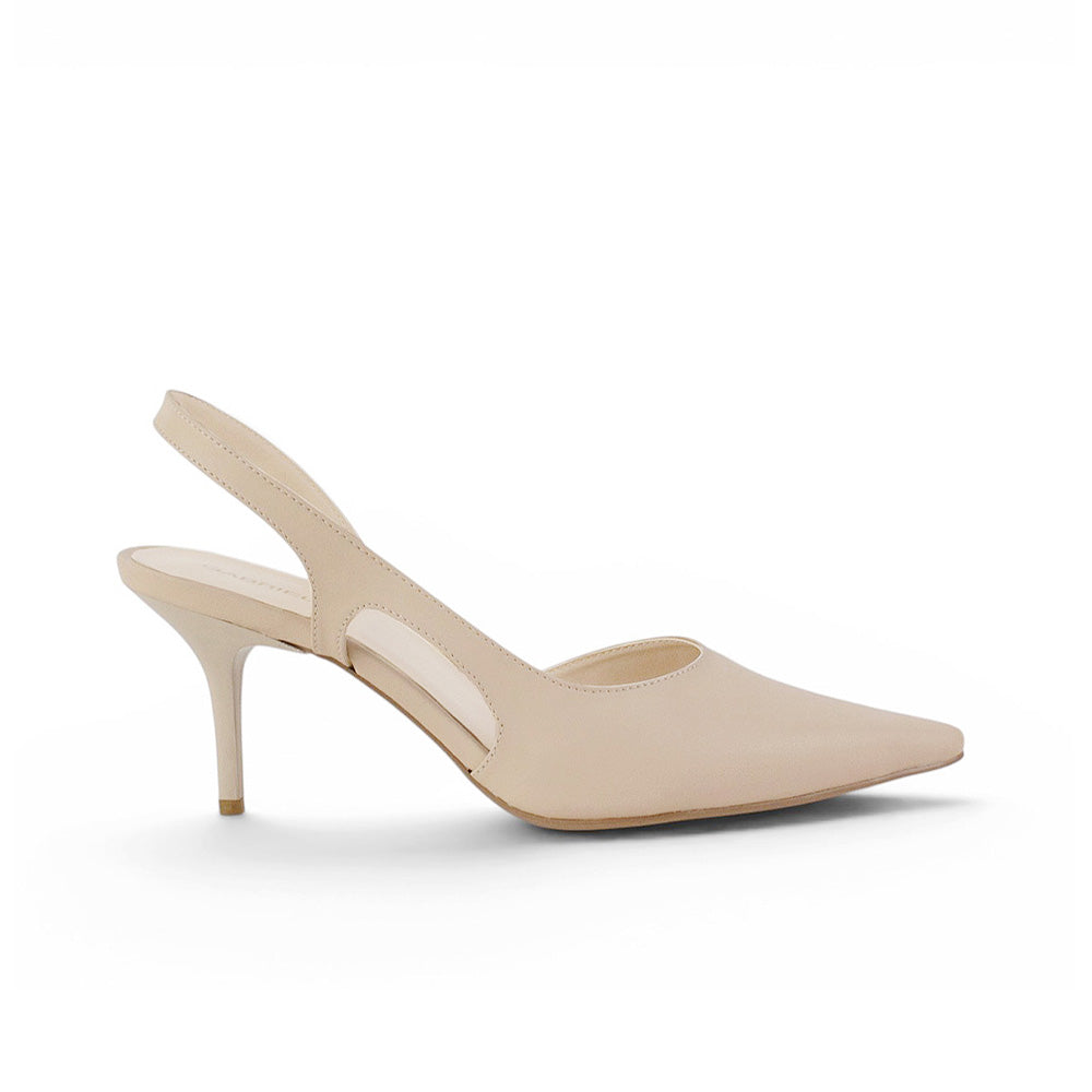 Vista lateral de la zapatilla beige para dama tipo stiletto con tacón medio 8cm y destalonadas 