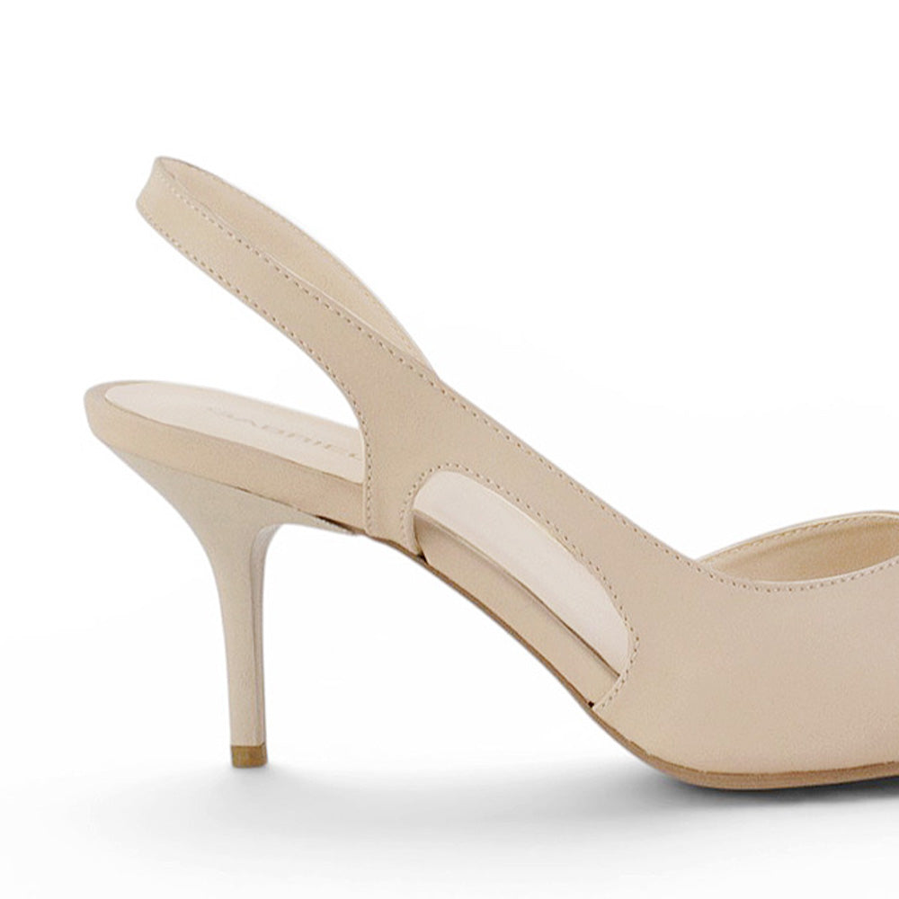 Vista trasera del tacón medio 8cm en zapatilla beige tipo stiletto destalonada para dama 