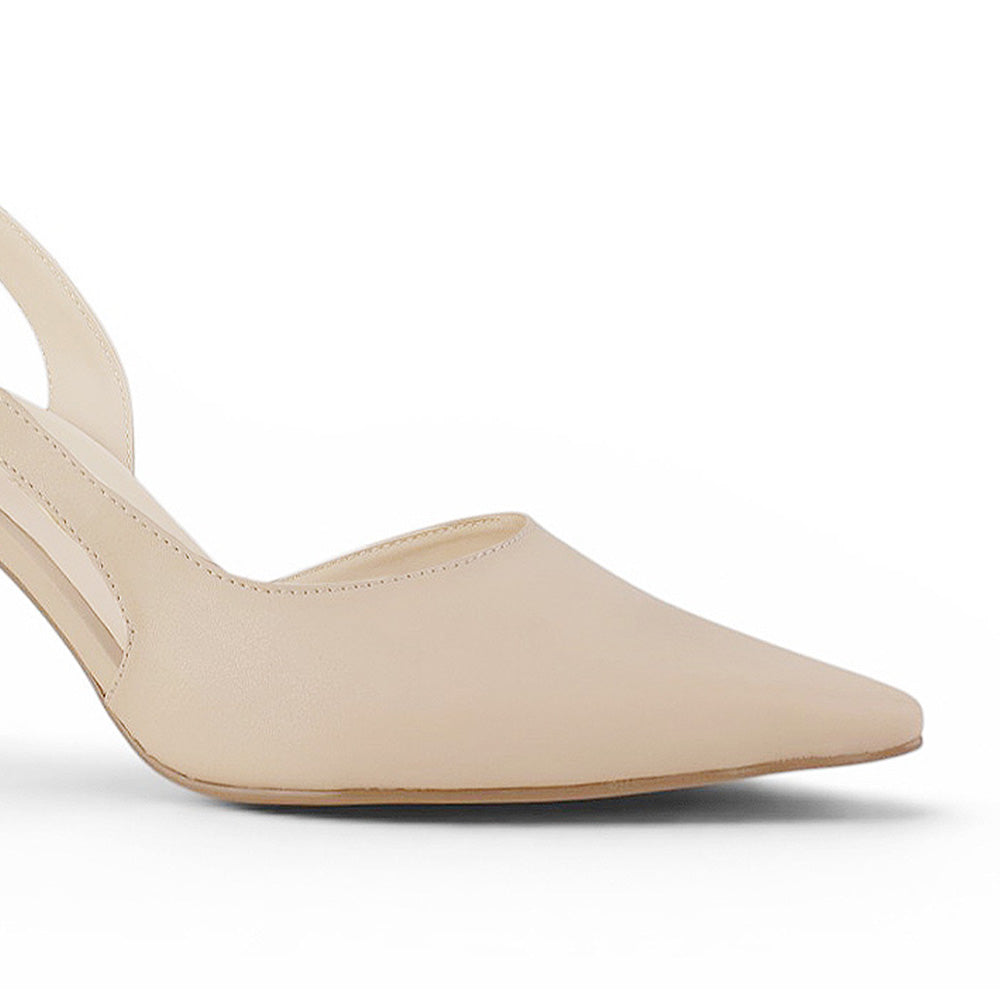 Detalle del material cabra sintético en zapatilla beige para dama tipo stiletto destalonada con tacón medio 8cm 