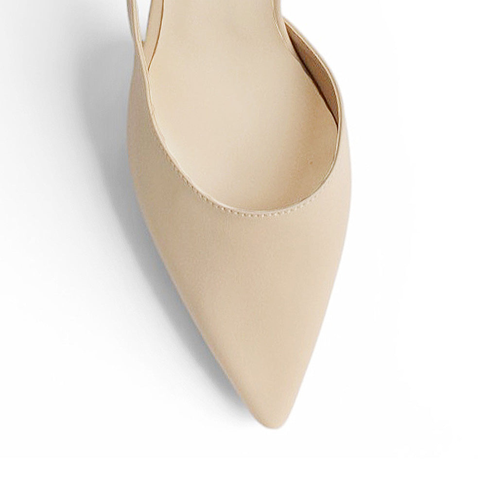 Vista del detalle en punta fina de la zapatilla beige tipo stiletto para dama con tacón medio 8cm 