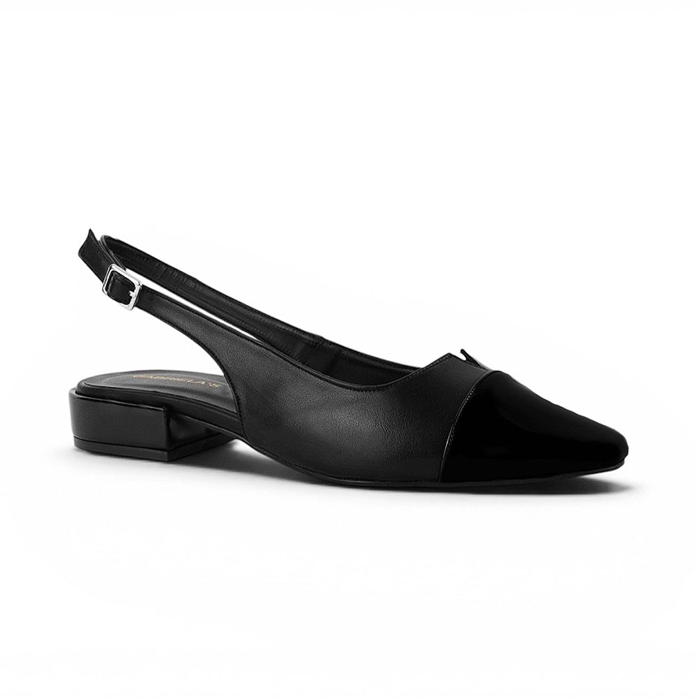 vista diagonal de zapatillas negras para dama con talón descubierto y tacón bajo 3cm 