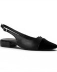 vista diagonal de zapatillas negras para dama con talón descubierto y tacón bajo 3cm 