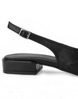 vista trasera del tacón bajo 3cm de las zapatillas negras para dama con talón descubierto 