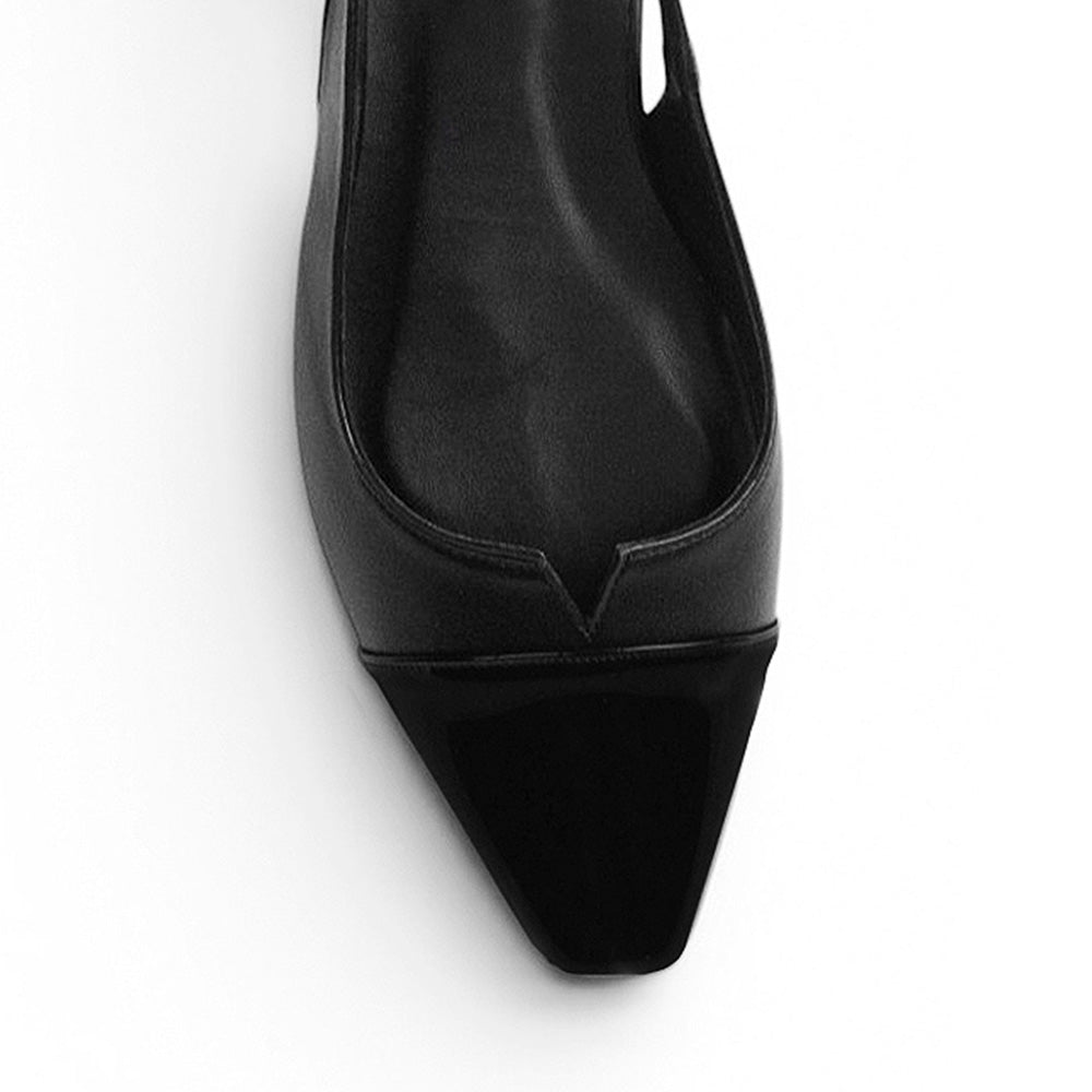 vista del detalle en punta con abertura sutil en las zapatillas negras para dama