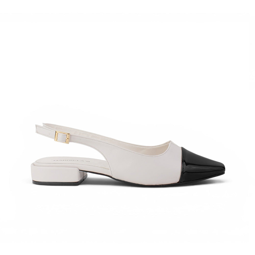 vista lateral de zapatillas beige con negro para dama con tacón bajo 3cm 