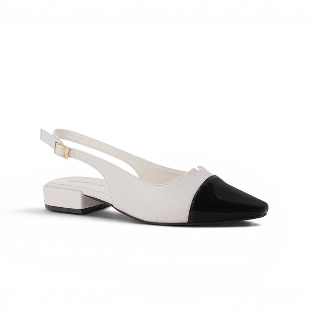 vista diagonal de zapatillas para dama color beige con negro y talón descubierto 